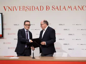 Corchado y Muiños durante la firma del acuerdo Corchado y Muiños durante la firma del acuerdo