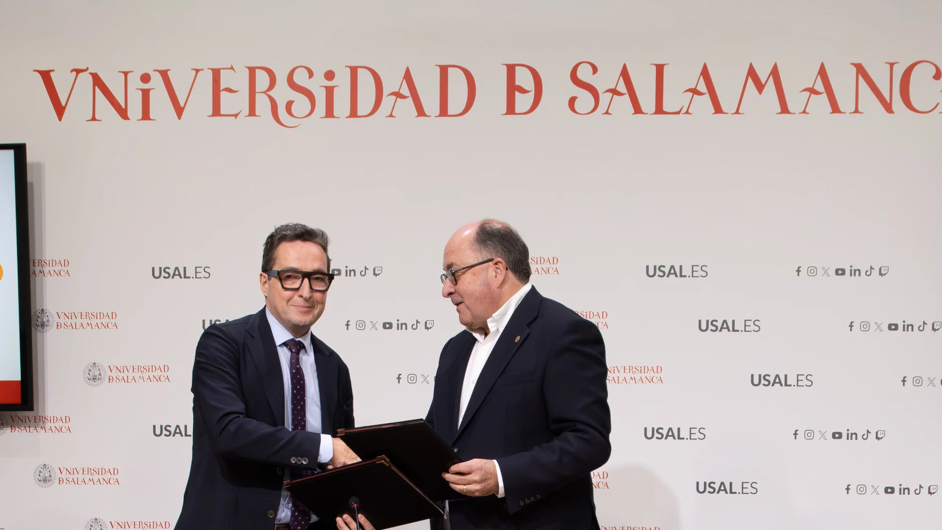 Corchado y Muiños durante la firma del acuerdo