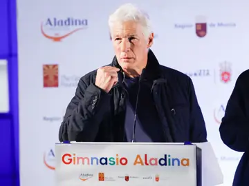 Richard Gere pone en Murcia su firma a la primera piedra del mayor gimnasio para niños con cáncer del país Richard Gere pone en Murcia su firma a la primera piedra del mayor gimnasio para niños con cáncer del país