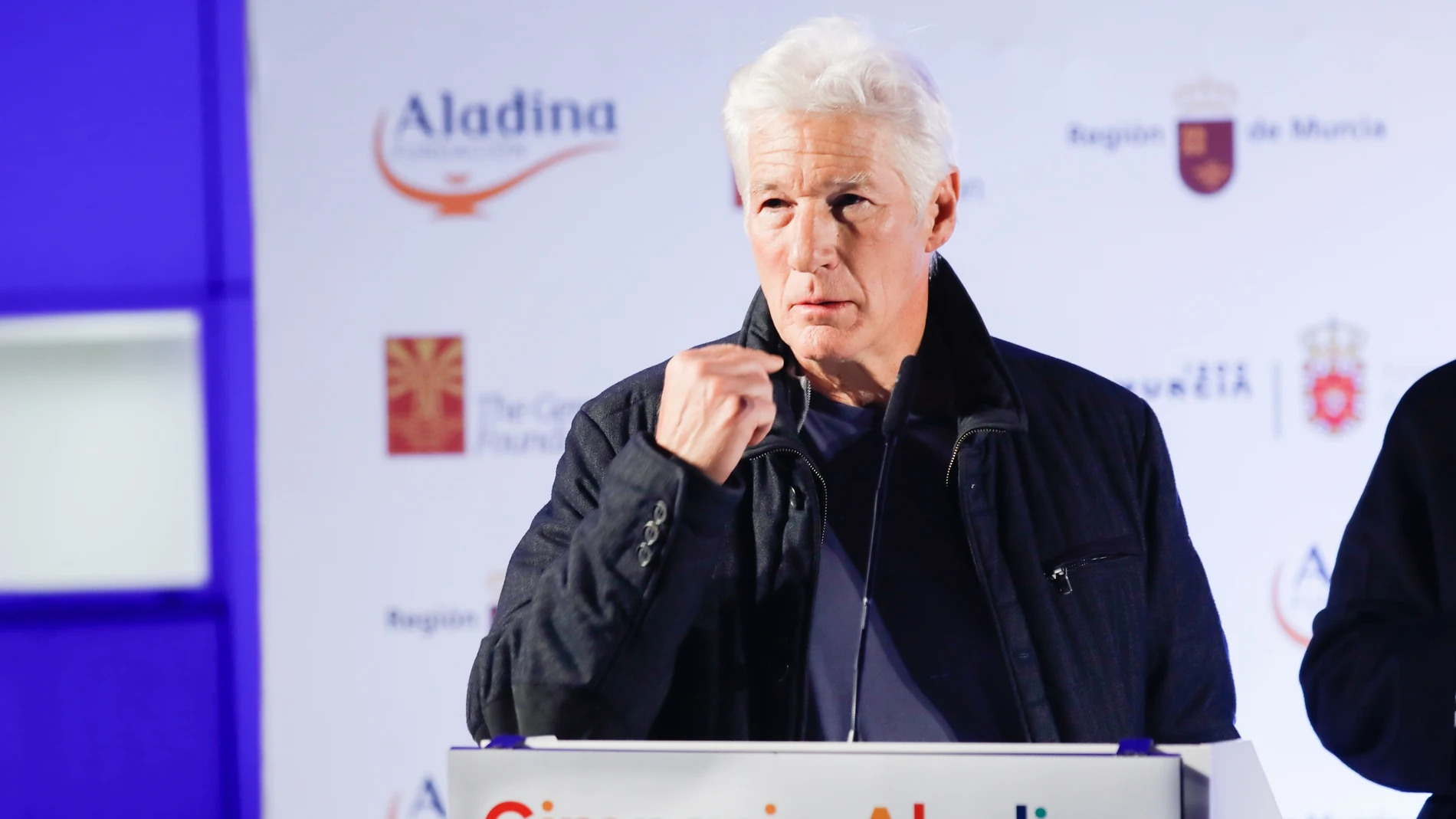 Richard Gere pone en Murcia su firma a la primera piedra del mayor gimnasio para niños con cáncer del país