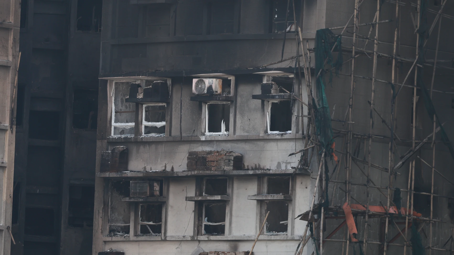 HONG KONG (China), 28/11/2025.- A view of the rubble in the aftermath of the Tai Po apartment fire in Hong Kong, China, 28 November 2025. The fire, which started on 26 November, has killed at least 94 people, and left hundreds missing. EFE/EPA/MAY JAMES