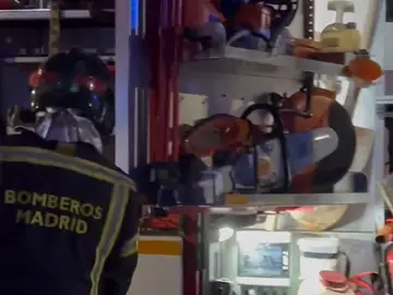 Sucesos.- Fallece un hombre en el incendio de una vivienda en Villaverde (Madrid) Bomberos de Madrid extinguen el incendio en una vivienda del distrito de Villaverde REMITIDA / HANDOUT por EMERGENCIAS MADRID Fotografía remitida a medios de comunicación exclusivamente para ilustrar la noticia a la que hace referencia la imagen, y citando la procedencia de la imagen en la firma 28/11/2025