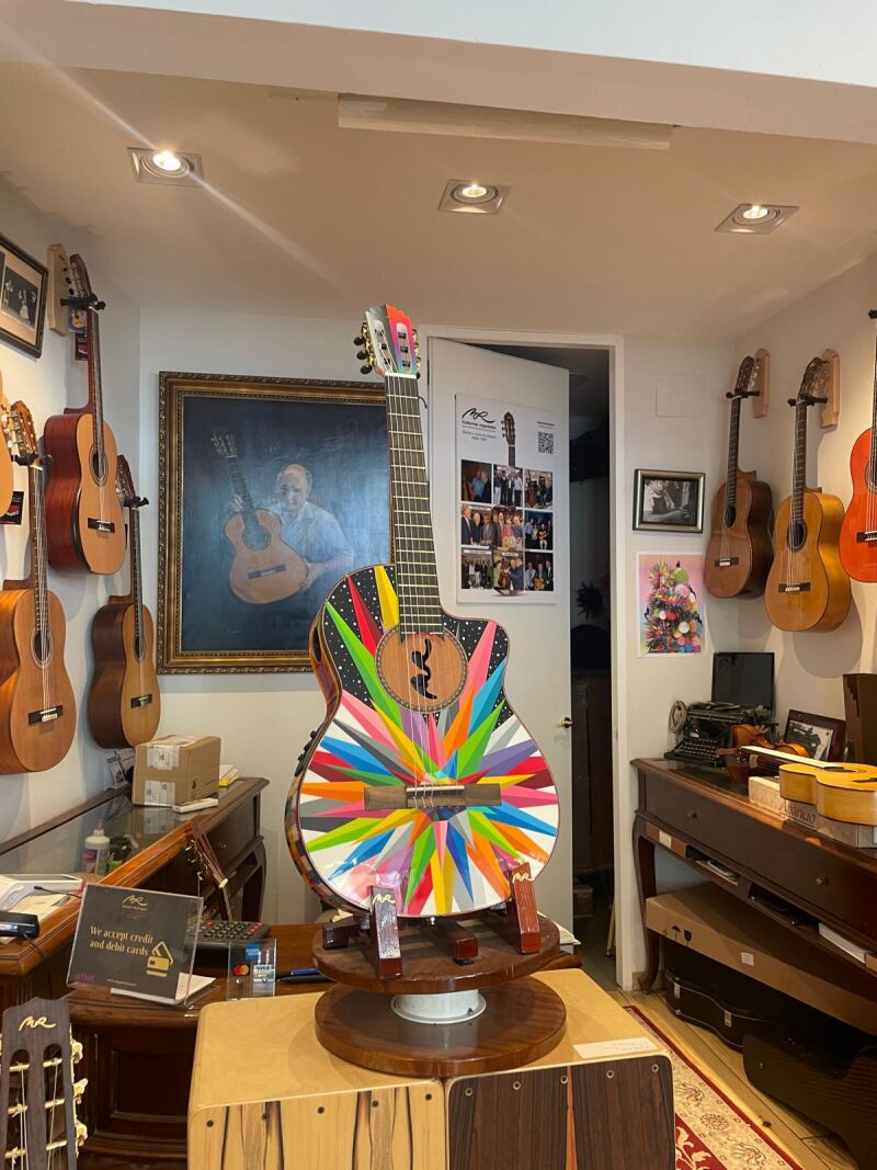 La guitarra pintada por el grafitero Okuda San Miguel, valorada en 40.000 euros