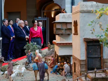 Inauguración del tradicional Belén de la Real Casa de Correos MADRID, 28/11/2025.- La presidenta de la Comunidad de Madrid, Isabel Díaz Ayuso (d), inaugura el tradicional Belén de la Real Casa de Correos, sede del Gobierno regional, realizado por la Asociación de Belenistas de Madrid. EFE/Zipi