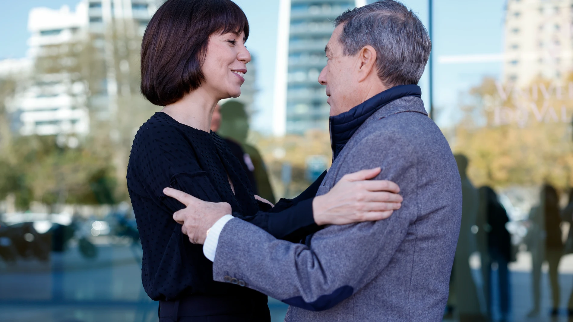 GRAFCVA968. VALENCIA, 28/11/2025.- La ministra de Ciencia, Innovación y Universidades, Diana Morant, saluda al conseller de Sanidad en funciones, Marciano Gómez, durante su visita este viernes al Hospital La Fe de València, donde se encuentra el primer prototipo de escáner PET cerebral de alta resolución para mejorar el diagnóstico y seguimiento de enfermedades neurológicas. EFE/Ana Escobar