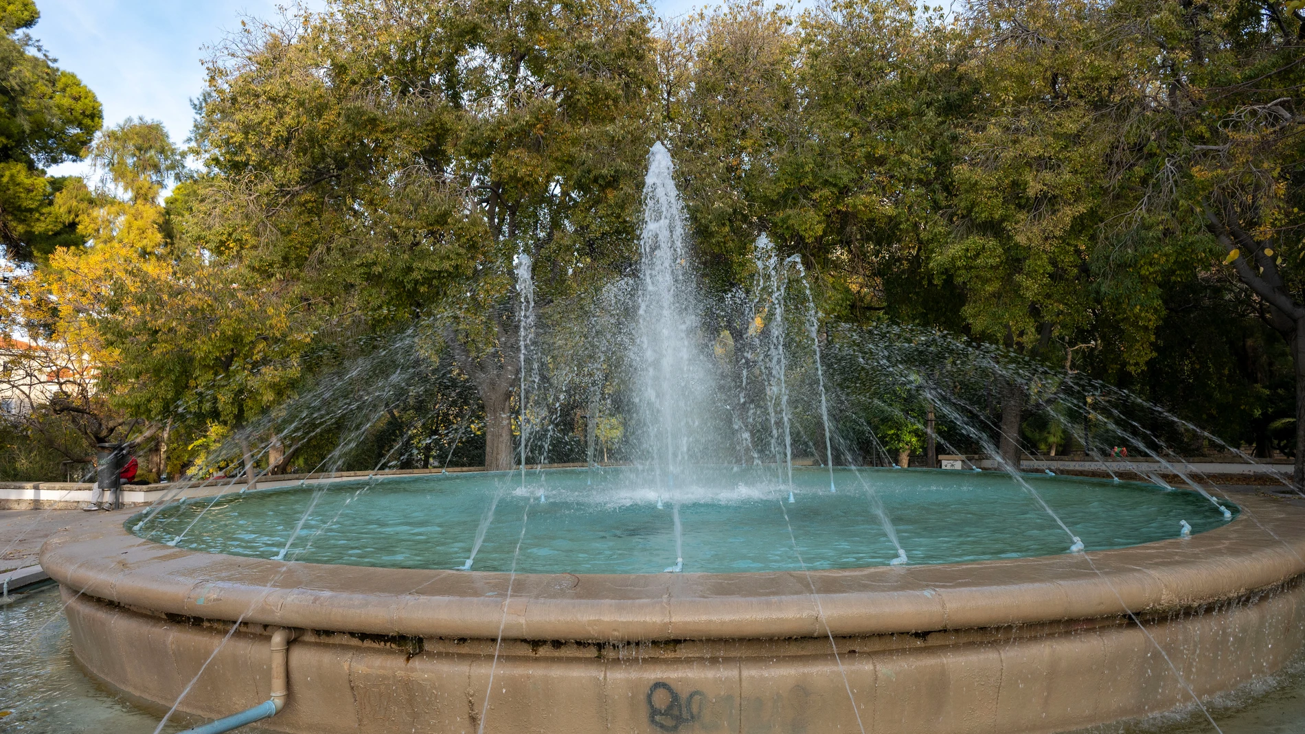 JAÉN, 29/11/2025.- Vista del Parque de la Concordia, situado en pleno centro de Jaén, donde esta madrugada han aparecido los cuerpos sin vida de dos chicas adolescentes, de 15 y 16 años. El Ayuntamiento de Jaén ha decretado tres días de luto oficial y un minuto de silencio, que tendrá lugar el próximo lunes, por la trágica muerte. EFE/José Manuel Pedrosa