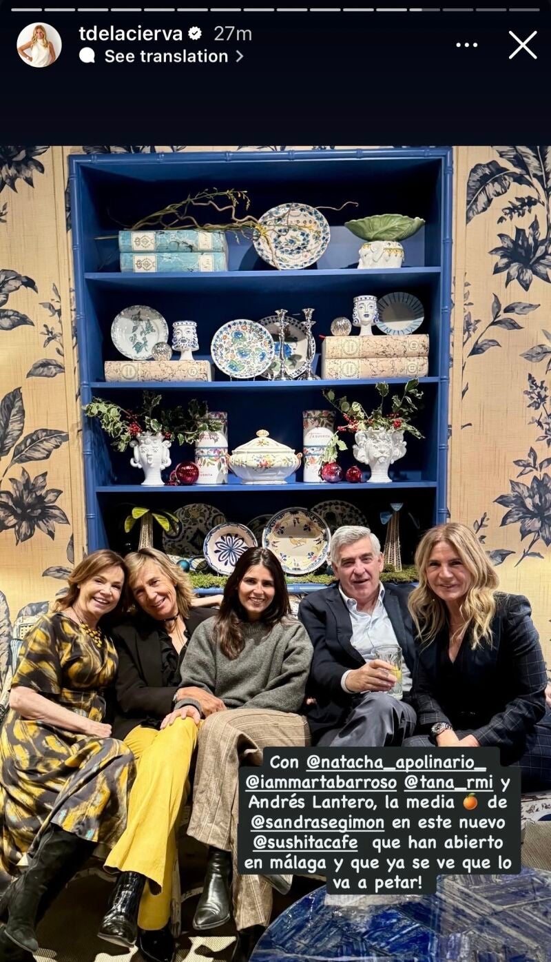 Tana Rivera con jersey gris.