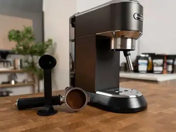 Ocupa poco espacio, sirve para monodosis y café molido y tiene depósito grande: por qué la De’Longhi Dedica es tan popular De’Longhi Dedica
