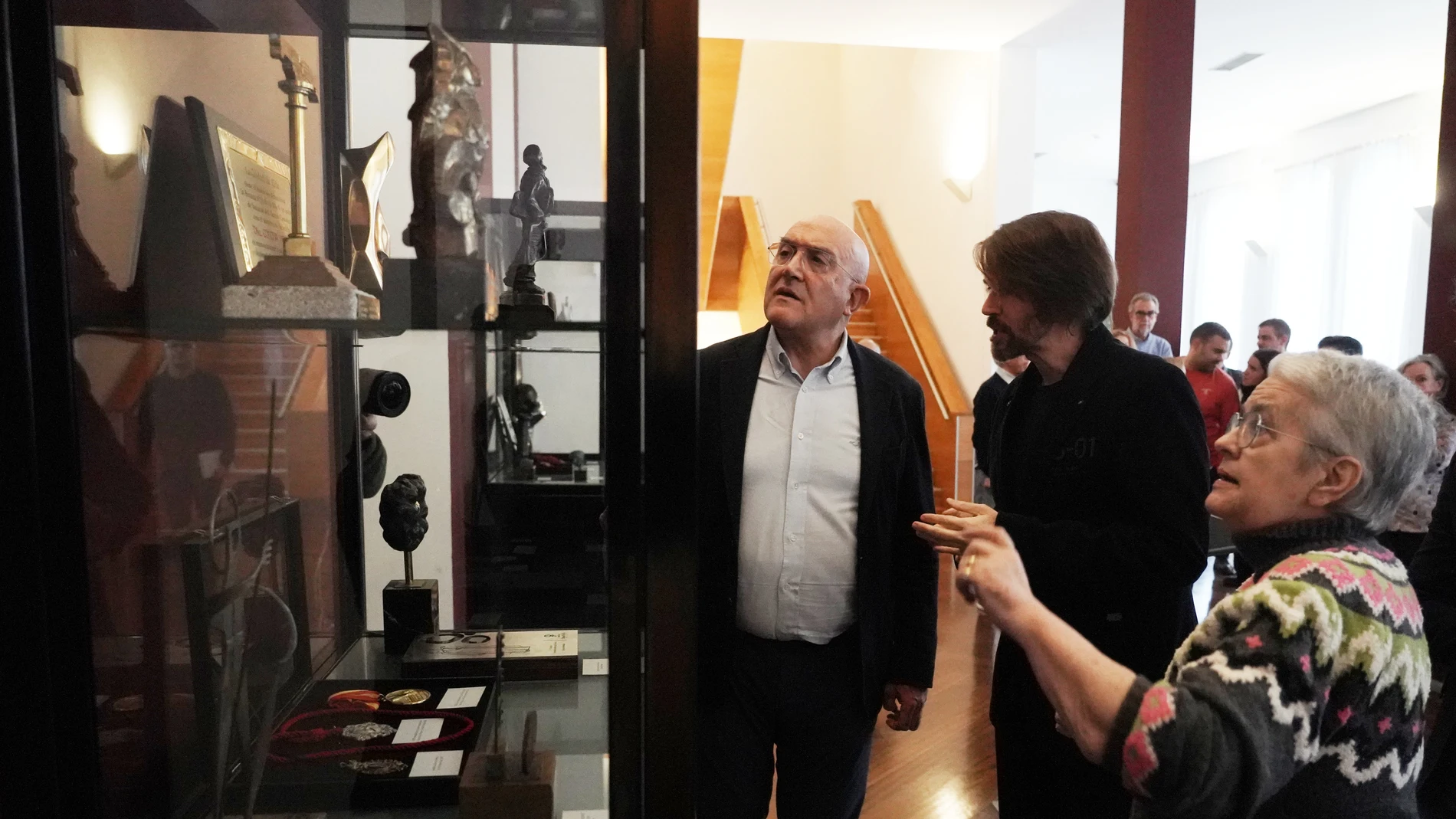 El alcalde de Valladolid, Jesús Julio Carnero, inaugura la exposición sobre Concha Velasco en el Teatro Calderón