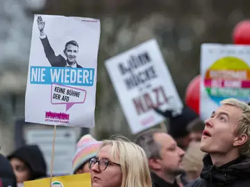 Protesters rally against founding congress of new AfD party youth wing in Giessen Giessen (Germany), 29/11/2025.- People protest against a founding congress of the new youth wing of the Alternative for Germany (AfD) party in Giessen, Germany, 29 November 2025. The far-right party is launching a new youth organization, called 'Generation Deutschland' (Generation Germany). Its predecessor was declared to be right-wing extremist by German security authorities. The police estimate that 40,000 anti-AfD demonstrators could come to Giessen. (Protestas, Alemania) EFE/EPA/RONALD WI...