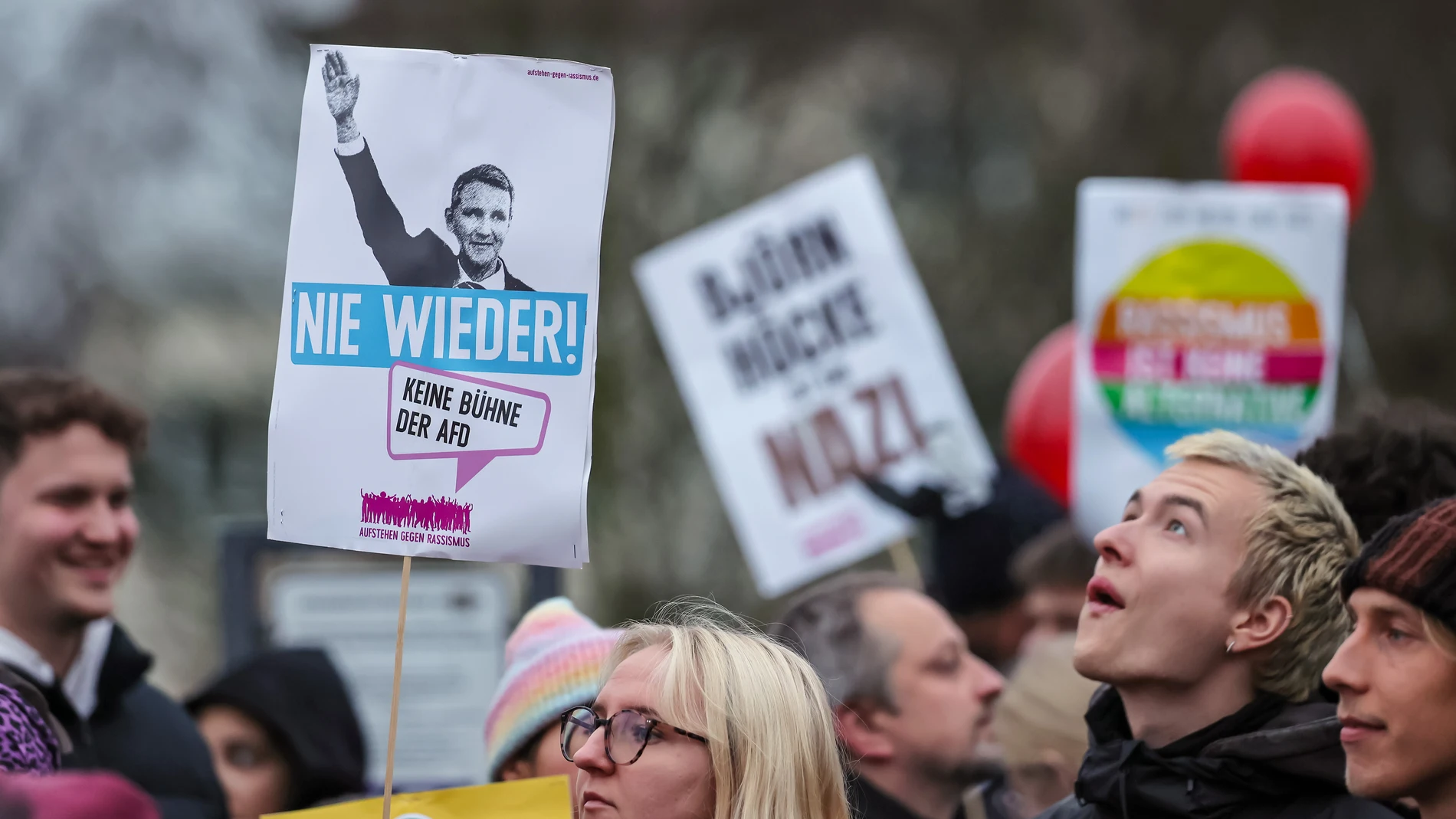 Giessen (Germany), 29/11/2025.- People protest against a founding congress of the new youth wing of the Alternative for Germany (AfD) party in Giessen, Germany, 29 November 2025. The far-right party is launching a new youth organization, called 'Generation Deutschland' (Generation Germany). Its predecessor was declared to be right-wing extremist by German security authorities. The police estimate that 40,000 anti-AfD demonstrators could come to Giessen. (Protestas, Alemania) EFE/EPA/RONALD WI...