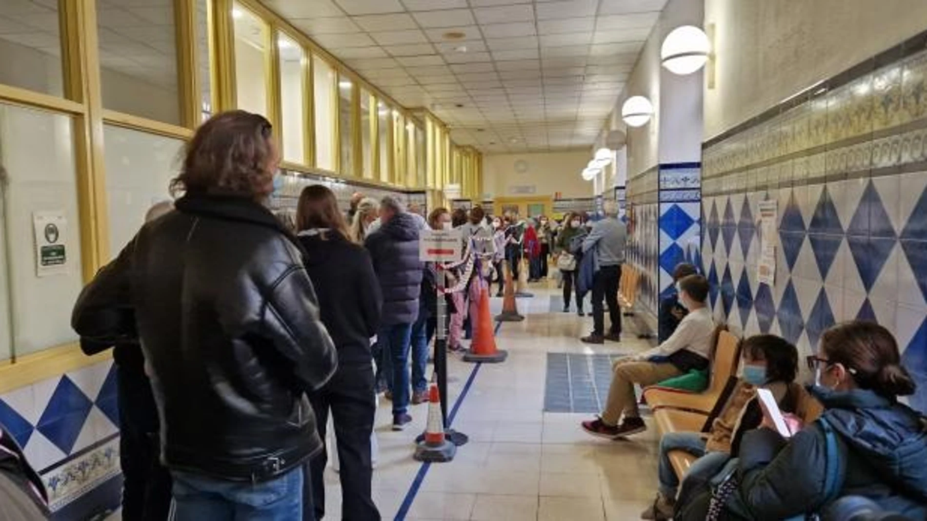 Colas en el Hospital Nuestra Señora de Gracia de Zaragoza este sábado 29 de noviembre en la convocatoria de vacuna sin cita previa para los grupos recomendados. REMITIDA / HANDOUT por GOBIERNO DE ARAGÓN Fotografía remitida a medios de comunicación exclusivamente para ilustrar la noticia a la que hace referencia la imagen, y citando la procedencia de la imagen en la firma 29/11/2025