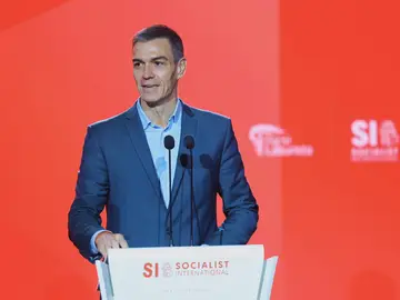 Sánchez acusa a la derecha de estar en un 'black friday' constante y vender la democracia LA VALETA (MALTA), 29/11/2025.- El presidente del Gobierno y secretario general del PSOE, Pedro Sánchez, durante su discurso en el Consejo de la Internacional Socialista que se reúne este sábado en La Valeta (Malta), en el que ha acusado a la derecha de estar en un 'black friday' constante, en el que liquidan principios y servicios públicos y ponen a la venta la democracia para escalar hasta el poder. EFE/PSOE -SOLO USO EDITORIAL/SOLO DISPONIBLE PARA ILUSTRAR LA NOTICIA QUE ACOMPAÑA (CRÉDITO ...