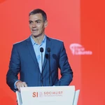 Sánchez acusa a la derecha de estar en un 'black friday' constante y vender la democracia