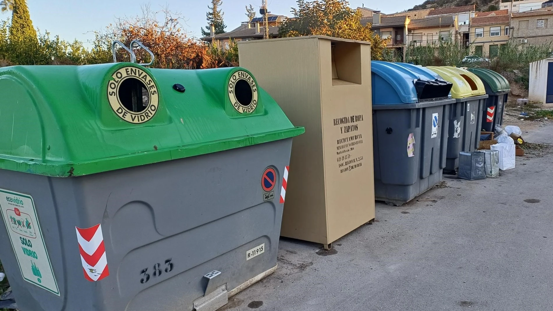 Contenedores de reciclaje en la pedanía murciana de Monteagudo. Carme Ripollés / Europa Press 29/11/2025