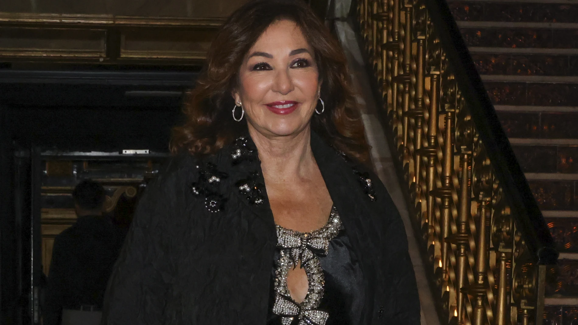 Ana Rosa Quintana con minivestido de terciopelo.