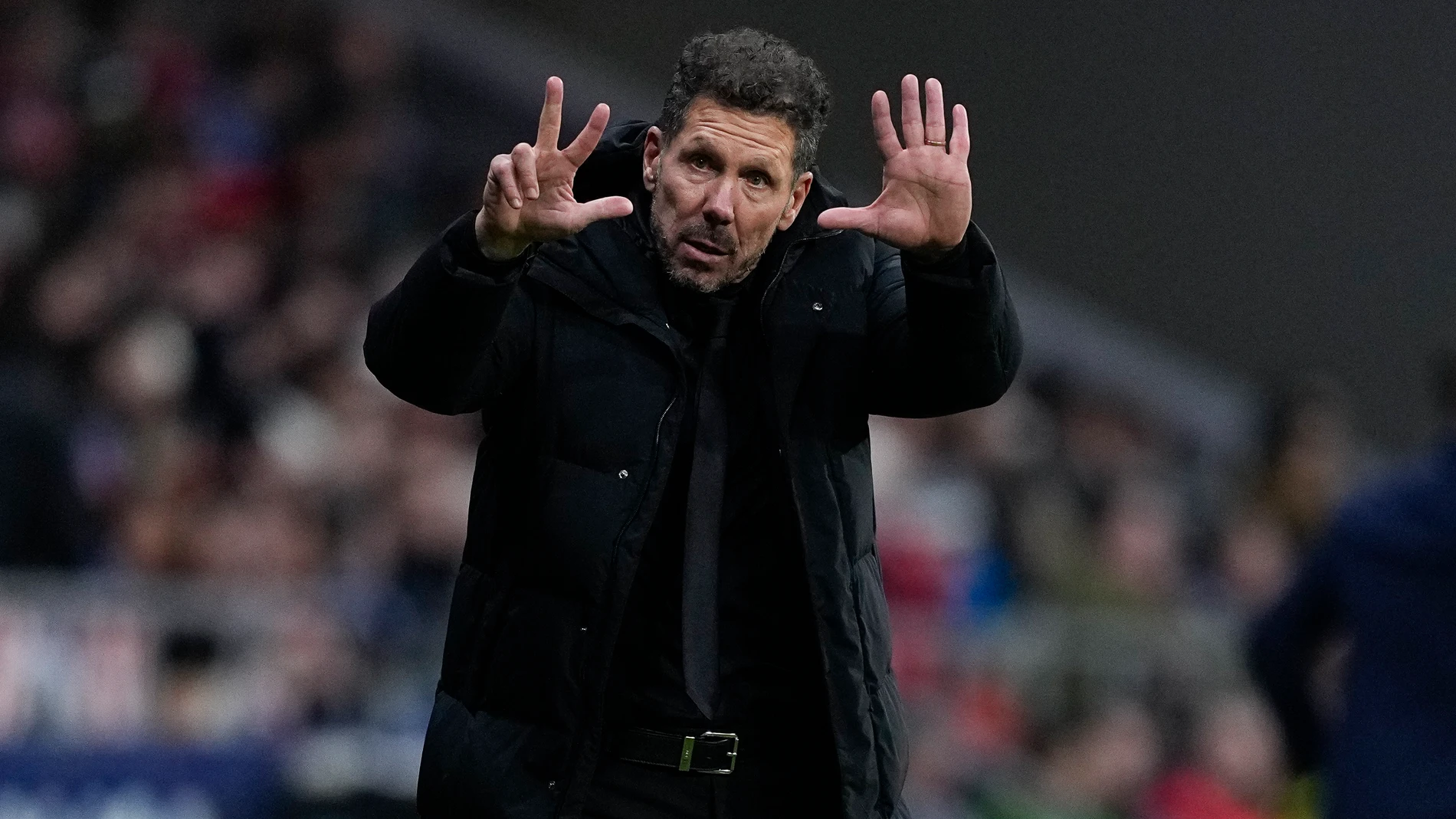 Simeone da indicaciones en el partido ante el Real Oviedo