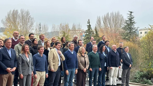 Foto de familia de familia de Feijóo en el Foro de Grandes Ciudades de Burgos, con Mañueco, Bendodo, Almeida, Ayala, Carnero, García Carbayo o Francisco Vázquez
