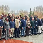 Foto de familia de familia de Feijóo en el Foro de Grandes Ciudades de Burgos, con Mañueco, Bendodo, Almeida, Ayala, Carnero, García Carbayo o Francisco Vázquez