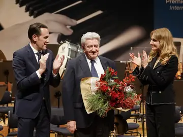 Conrado Íscar y Mar Sancho entregan al chino Jialin Yao el Premio Internacional de Piano Frechilla-Zuloaga 2025 Conrado Íscar y Mar Sancho entregan al chino Jialin Yao el Premio Internacional de Piano Frechilla-Zuloaga 2025