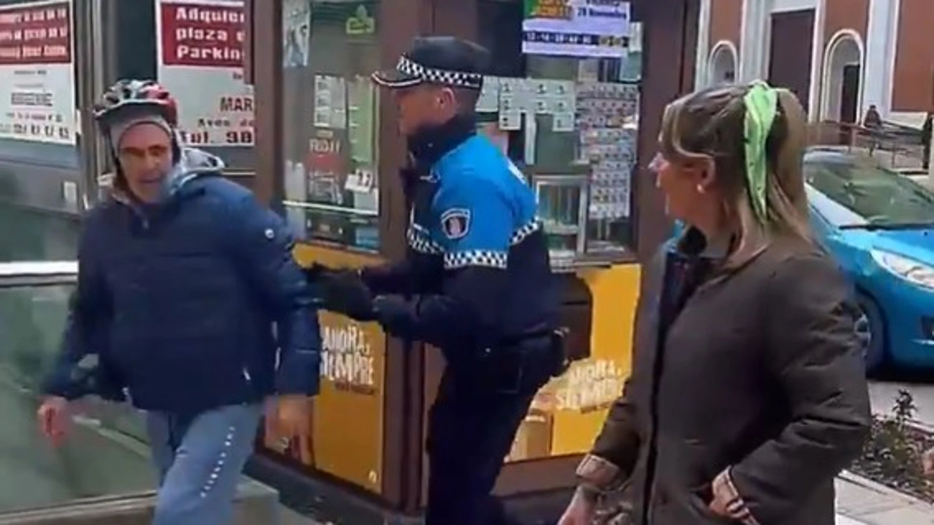 Un policía intenta frenar al agresor