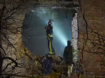 Russia Ukraine War Rescuers search for victims after a drone hit a residential building during Russia's night missile and drone attack in Kyiv, Ukraine, Saturday. Nov. 29, 2025. (AP Photo/Efrem Lukatsky)