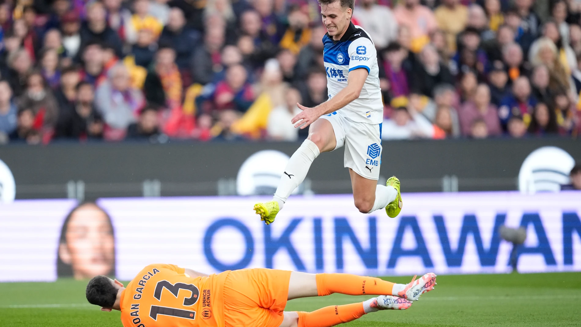 BARCELONA, 29/11/2025.- El portero del Barcelona Joan García en acción ante el centrocampista del Alavés Pablo Ibáñez (d) durante el partido de LaLiga EA Sports, entre FC Barcelona y Deportivo Alavés, celebrado este sábado en el estadio Camp Nou de Barcelona. EFE/ Enric Fontcuberta