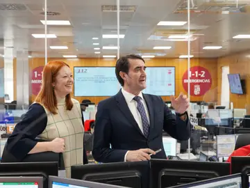 Suárez-Quiñones e Irene Cortés durante una visita a las instalaciones del 1-1-2 en Valladolid Suárez-Quiñones e Irene Cortés durante una visita a las instalaciones del 1-1-2 en Valladolid