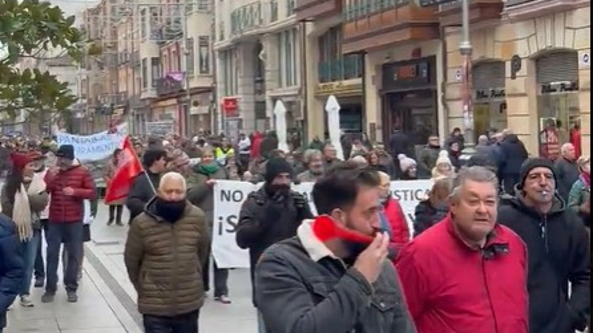 Al grito de 'Palencia no se rinde, no a las pantallas acústicas, no al salto del carnero, sí al soterramiento', alrededor de 1.300 personas han salido este sábado a la calle para exigir a Adif y al Ministerio de Transportes que cumplan con el soterramiento de las vías en la capital
