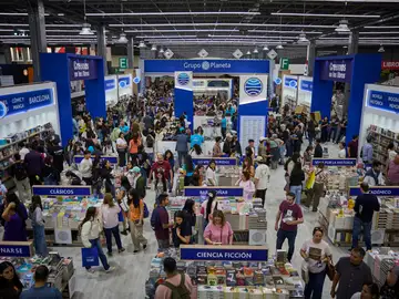Ambiente de publico en los stands en la recién inaugurada Feria Internacional del Libro de Guadalajara (FIL(, Ambiente de publico en los stands en la recién inaugurada Feria Internacional del Libro de Guadalajara (FIL(, donde numerosos lectores recorren pasillos repletos de novedades editoriales y actividades culturales. © Alberto R. Roldán / Diario La Razón. 29 11 2025