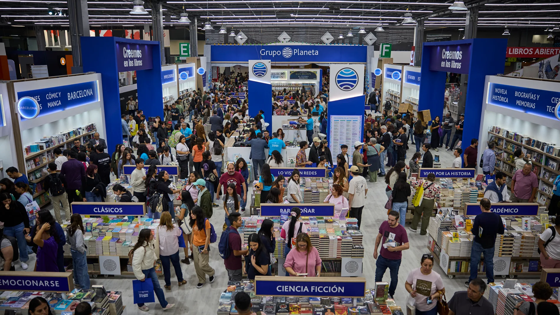 Ambiente de publico en los stands en la recién inaugurada Feria Internacional del Libro de Guadalajara (FIL(, donde numerosos lectores recorren pasillos repletos de novedades editoriales y actividades culturales. © Alberto R. Roldán / Diario La Razón. 29 11 2025