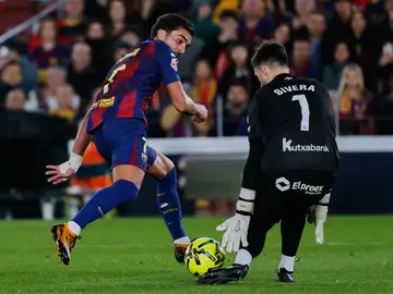 Spain La Liga Soccer Barcelona's Ferran Torres, left, vies for the ball with Alaves' goalkeeper Antonio Sivera during a Spanish La Liga soccer match between Barcelona and Alaves, in Barcelona, Spain, Saturday, Nov. 29, 2025. (AP Photo/Joan Monfort)