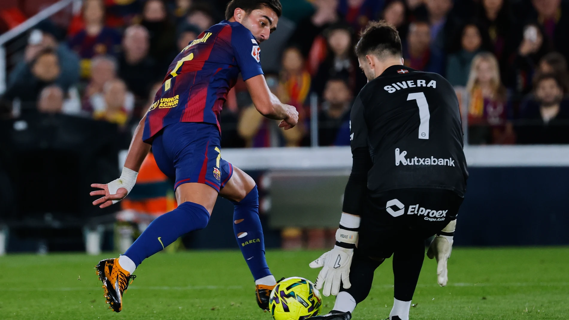 Barcelona's Ferran Torres, left, vies for the ball with Alaves' goalkeeper Antonio Sivera during a Spanish La Liga soccer match between Barcelona and Alaves, in Barcelona, Spain, Saturday, Nov. 29, 2025. (AP Photo/Joan Monfort)