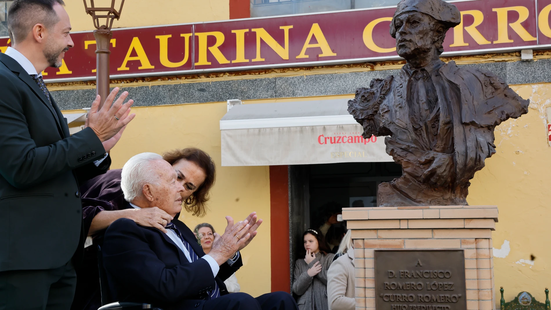 FOTODELDIA CAMAS (SEVILLA), 29/11/2025.- El torero Curro Romero y su mujer Carmen Tello observan el busto con la imagen del maestro descubierto en la calle Santa María de Gracia, número 13 -frente a la calle Santa Brígida y a las puertas de la emblemática Peña Taurina Curro Romero, durante el homenaje institucional que rinde este sábado el Ayuntamiento de Camas al torero, Hijo Predilecto del municipio y una de las figuras más singulares y queridas de la historia del Toreo. EFE/Jose Manuel Vi...