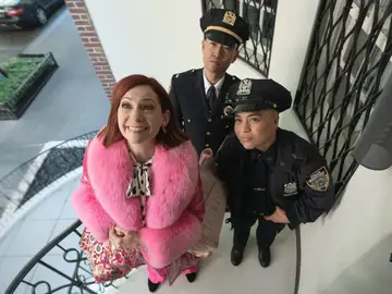 Policías y Elsbeth Tascioni son una combinación tan peligrosa como interesante Policías y Elsbeth Tascioni son una combinación tan peligrosa como interesante