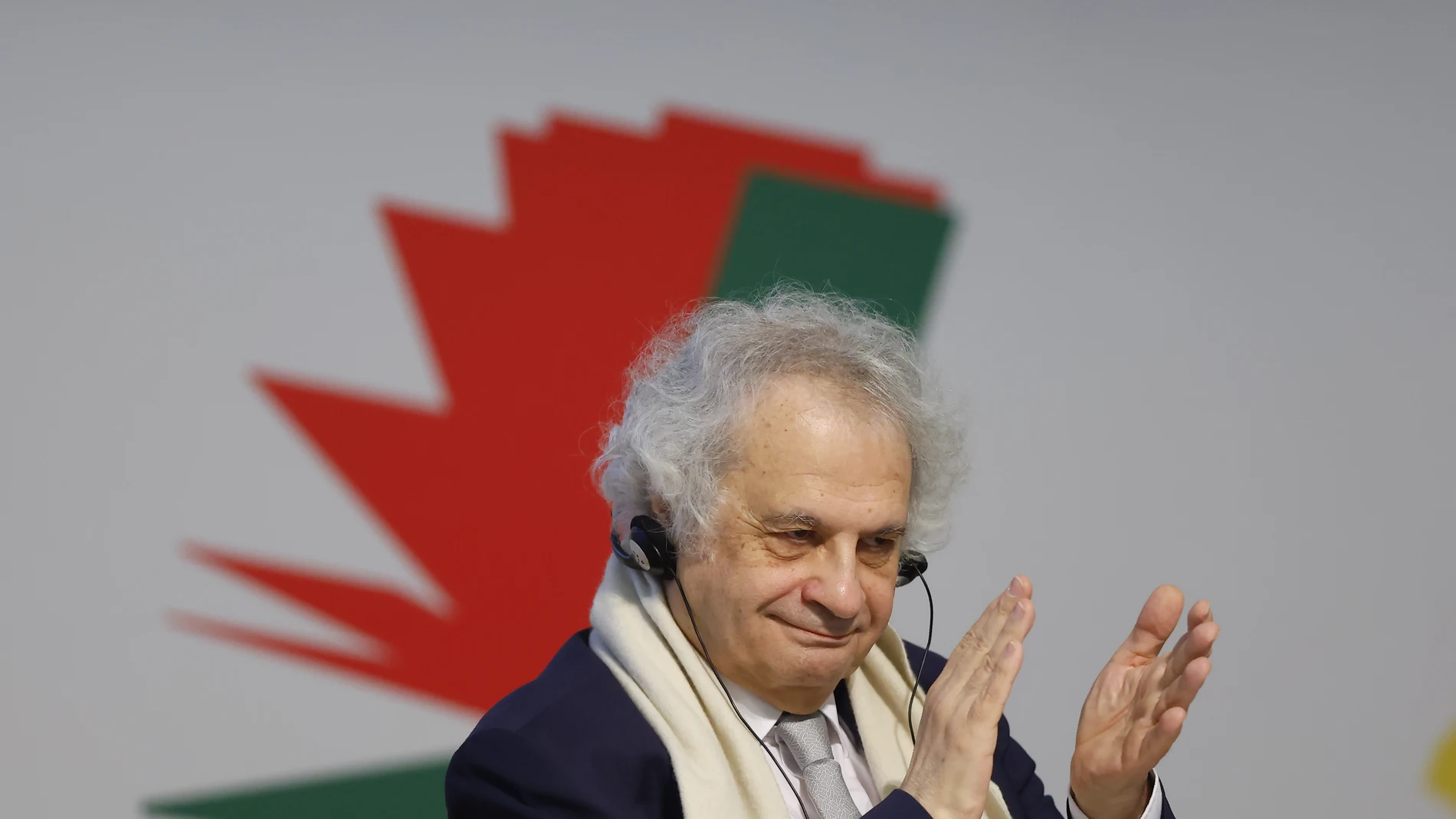 MEX9743. GUADALAJARA (MÉXICO), 29/11/2025.- El escritor libanés Amin Maalouf participa en el marco de la 39 edición de la Feria Internacional del Libro de Guadalajara (FIL) este sábado, en Guadalajara (México). Maalouf alertó en la FIL donde recibió el Premio de Literatura en Lenguas Romances 2025, que en la época actual las tecnologías y la ciencia avanzan más rápido que la moral y la forma de pensar de la humanidad. EFE/Francisco Guasco