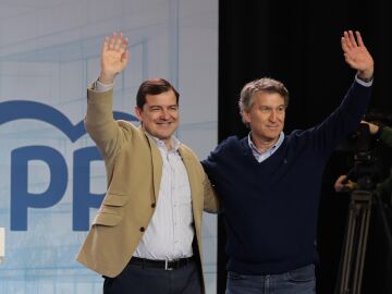 Ma&ntilde;ueco y Feij&oacute;o saludan a los aistentes al foro en Burgos