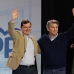 Ma&ntilde;ueco y Feij&oacute;o saludan a los aistentes al foro en Burgos