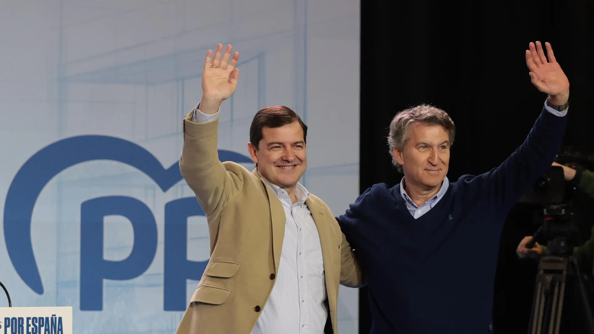 Mañueco y Feijóo saludan a los aistentes al foro en Burgos