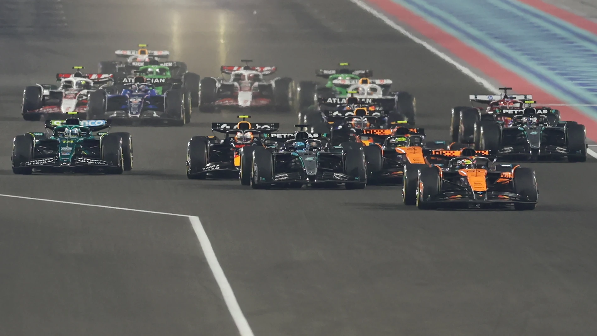 LUSAIL (Qatar), 29/11/2025.- McLaren driver Oscar Piastri (R front) of Australia leads shortly after the start of the Sprint race of the Formula One Qatar Grand Prix at the Lusail International Circuit racetrack outside Doha, Qatar, 28 November 2025. The Formula 1 Qatar Grand Prix will be held on 30 November 2025. (Fórmula Uno, Catar) EFE/EPA/ALI HAIDER