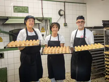 El mazapán de Soto (La Rioja), el único que se hornea con leña de roble desde 1870 LOGROÑO, 29/11/2025.- Jesús Manuel Redondo Moreno (d) es la cuarta generación al frente de la pequeña empresa 'Viuda de Manuel Redondo', en la que también trabaja su hermana Marimar y Patricia López-Cerón como empleada, ha relatado a EFE mientras se afana en completar la producción para venderla en la 'Feria del mazapán' que se celebra este fin de semana. Desde 1870, la familia Redondo elabora de forma artesanal su mazapán, un tradicional dulce navideño hecho con almendra molida y azúcar, que...