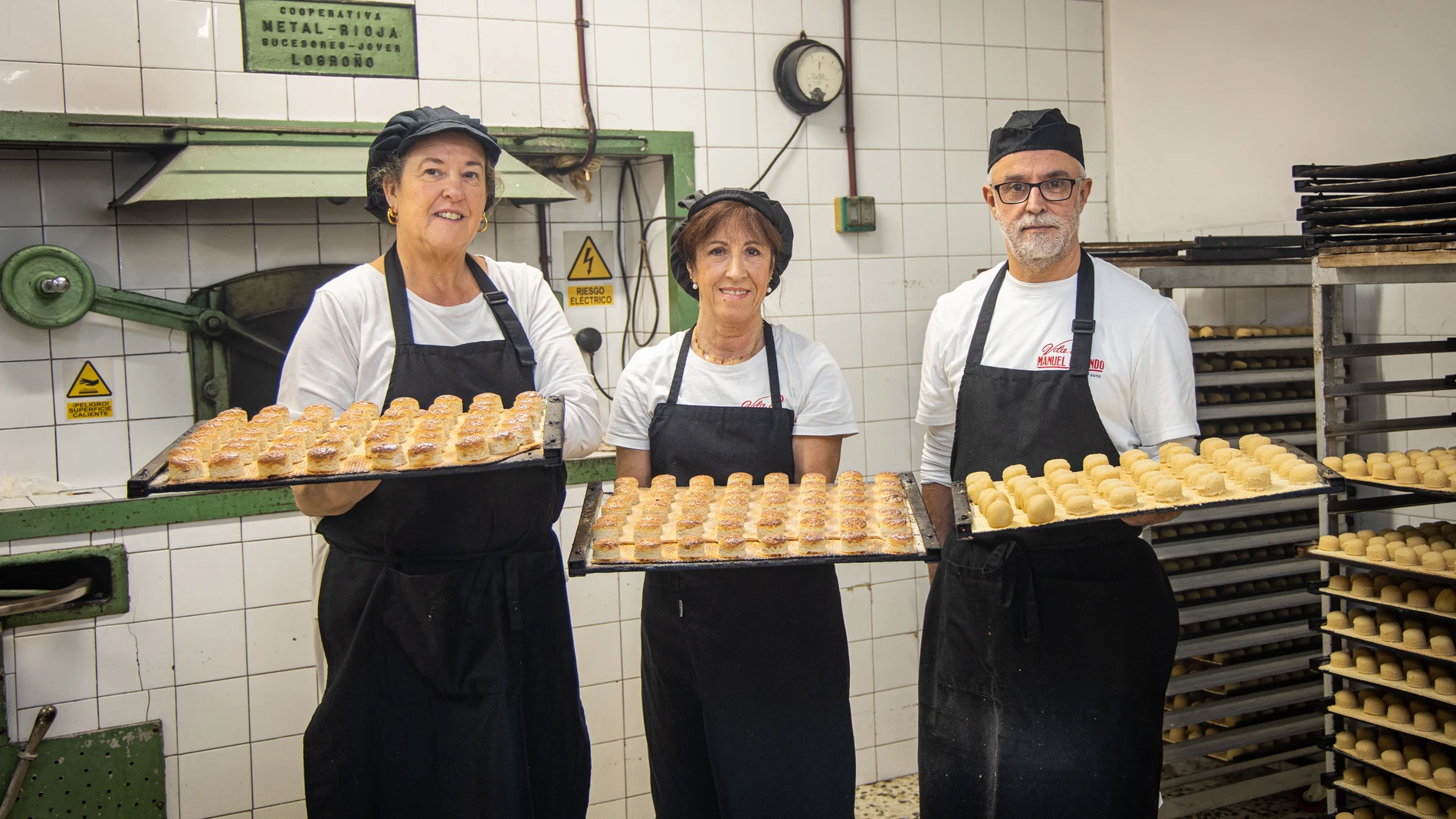 LOGROÑO, 29/11/2025.- Jesús Manuel Redondo Moreno (d) es la cuarta generación al frente de la pequeña empresa 'Viuda de Manuel Redondo', en la que también trabaja su hermana Marimar y Patricia López-Cerón como empleada, ha relatado a EFE mientras se afana en completar la producción para venderla en la 'Feria del mazapán' que se celebra este fin de semana. Desde 1870, la familia Redondo elabora de forma artesanal su mazapán, un tradicional dulce navideño hecho con almendra molida y azúcar, que...