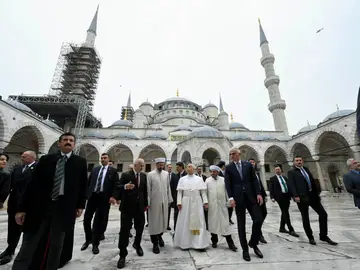 Pope Leo XIV visits Turkey ISTANBUL (Turkey), 29/11/2025.- A handout picture provided by the Vatican Media shows Pope Leo XIV (C) during a visit to the Sultan Ahmed Mosque (The Blue Mosque) in Istanbul, Turkey, 29 November 2025. Pope Leo XIV is on his first apostolic journey outside Italy since his election as pontiff, visiting Turkey and Lebanon from 27 November to 02 December. (Papa, Italia, Líbano, Turquía, Estanbul) EFE/EPA/VATICAN MEDIA HANDOUT HANDOUT EDITORIAL USE ONLY/NO SALES