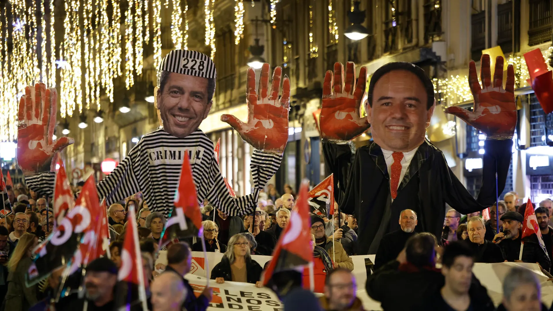 Pérez Llorca se suma al cartón de Mazón en la manifestación trece meses después de la dana