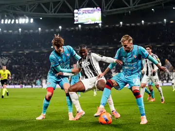 Italy Serie A - Juventus FC vs Cagliari Calcio 29 November 2025, Italy, Turin: Cagliari's Marco Palestra (L) and Mattia Felici battle for the ball with Juventus' Jonathan David (C) during the Italian Serie A soccer match between Juventus FC and Cagliari Calcio at Allianz Stadium. Photo: Fabio Ferrari/LaPresse via ZUMA Press/dpa Fabio Ferrari/LaPresse via ZUMA / DPA 29/11/2025 ONLY FOR USE IN SPAIN