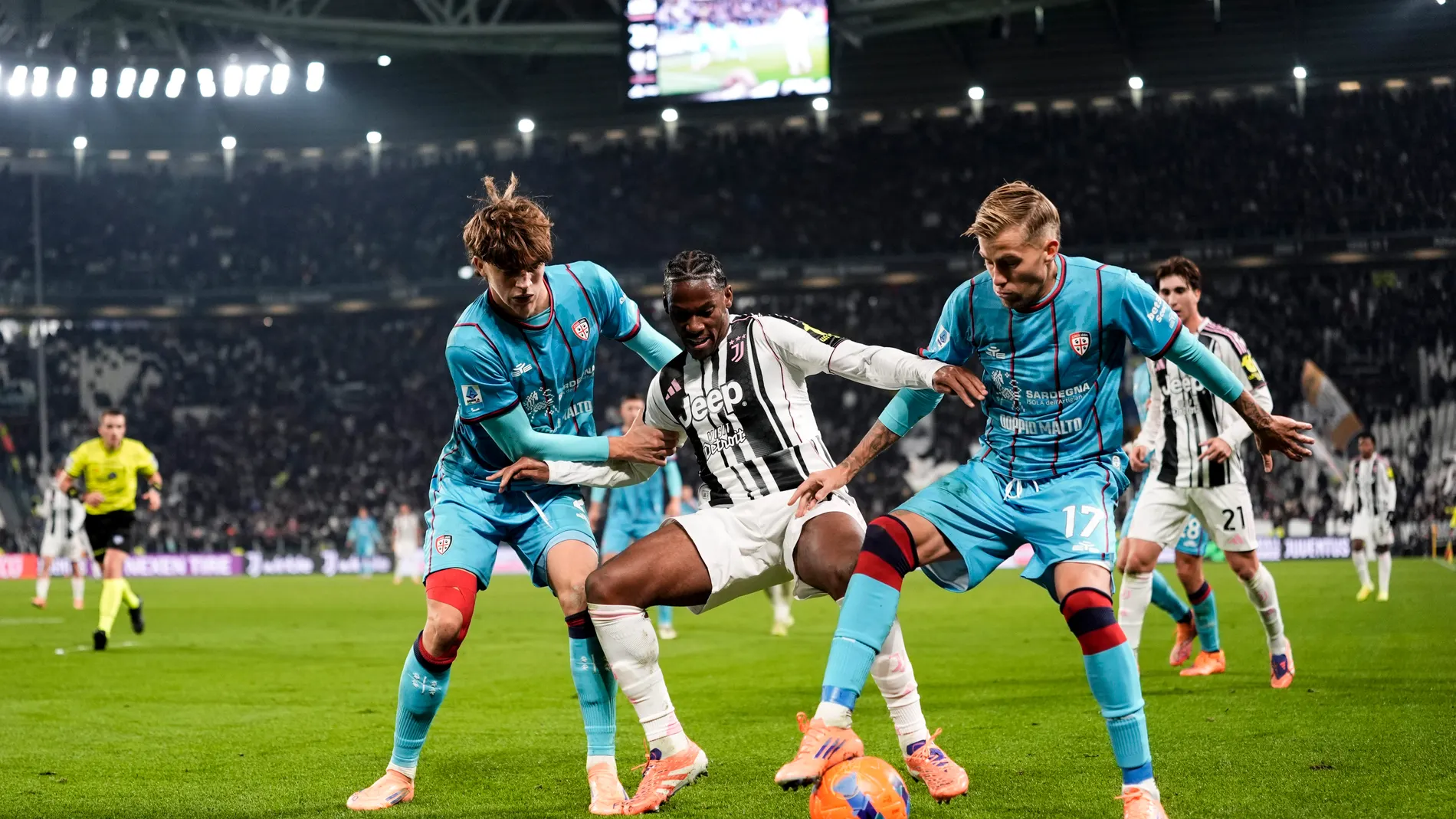 29 November 2025, Italy, Turin: Cagliari's Marco Palestra (L) and Mattia Felici battle for the ball with Juventus' Jonathan David (C) during the Italian Serie A soccer match between Juventus FC and Cagliari Calcio at Allianz Stadium. Photo: Fabio Ferrari/LaPresse via ZUMA Press/dpa Fabio Ferrari/LaPresse via ZUMA / DPA 29/11/2025 ONLY FOR USE IN SPAIN