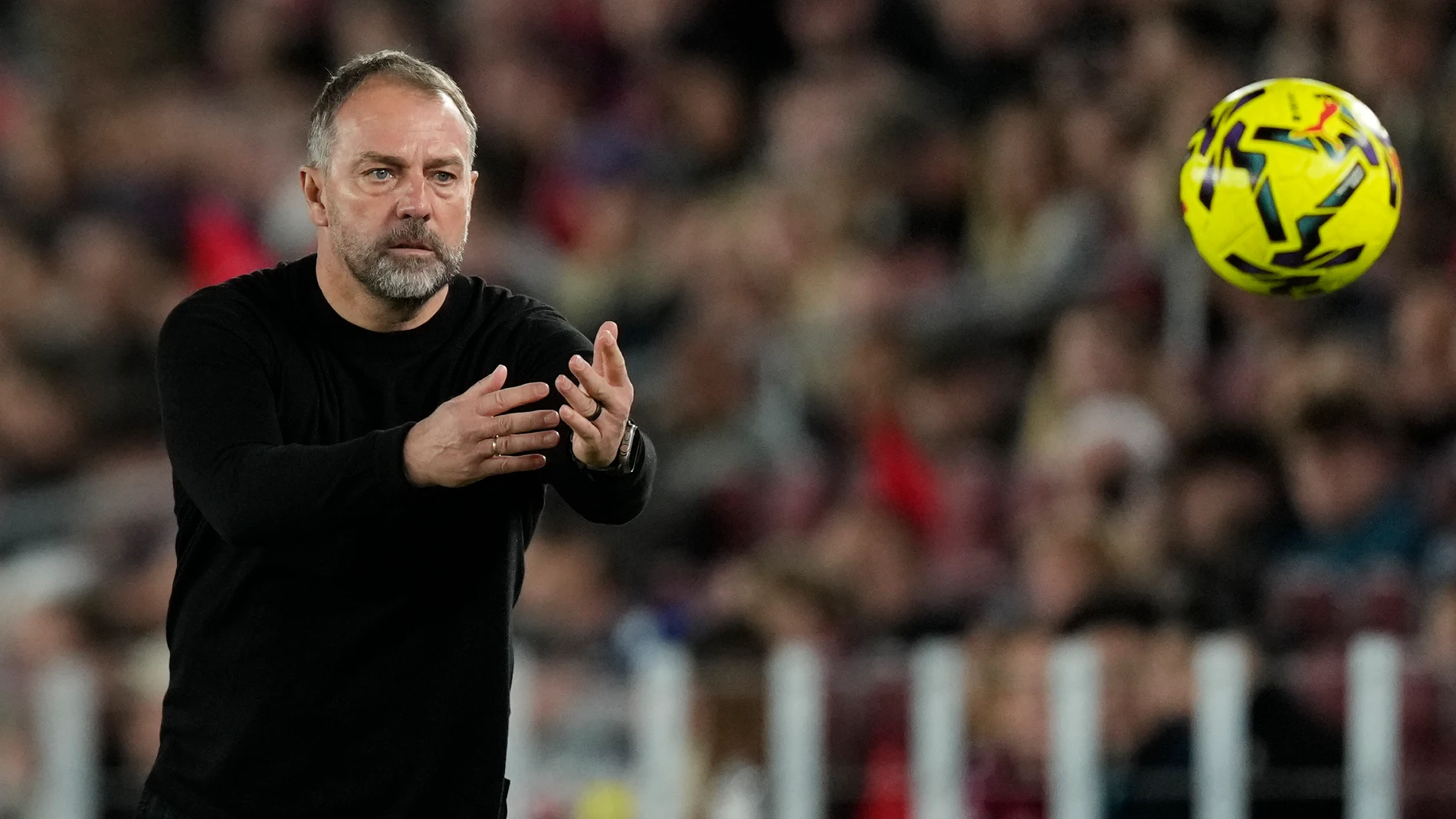 BARCELONA, 29/11/2025.- El entrenador del Barcelona, Hansi Flick, durante el partido de LaLiga EA Sports, entre FC Barcelona y Deportivo Alavés, celebrado este sábado en el estadio Camp Nou de Barcelona. EFE/ Enric Fontcuberta