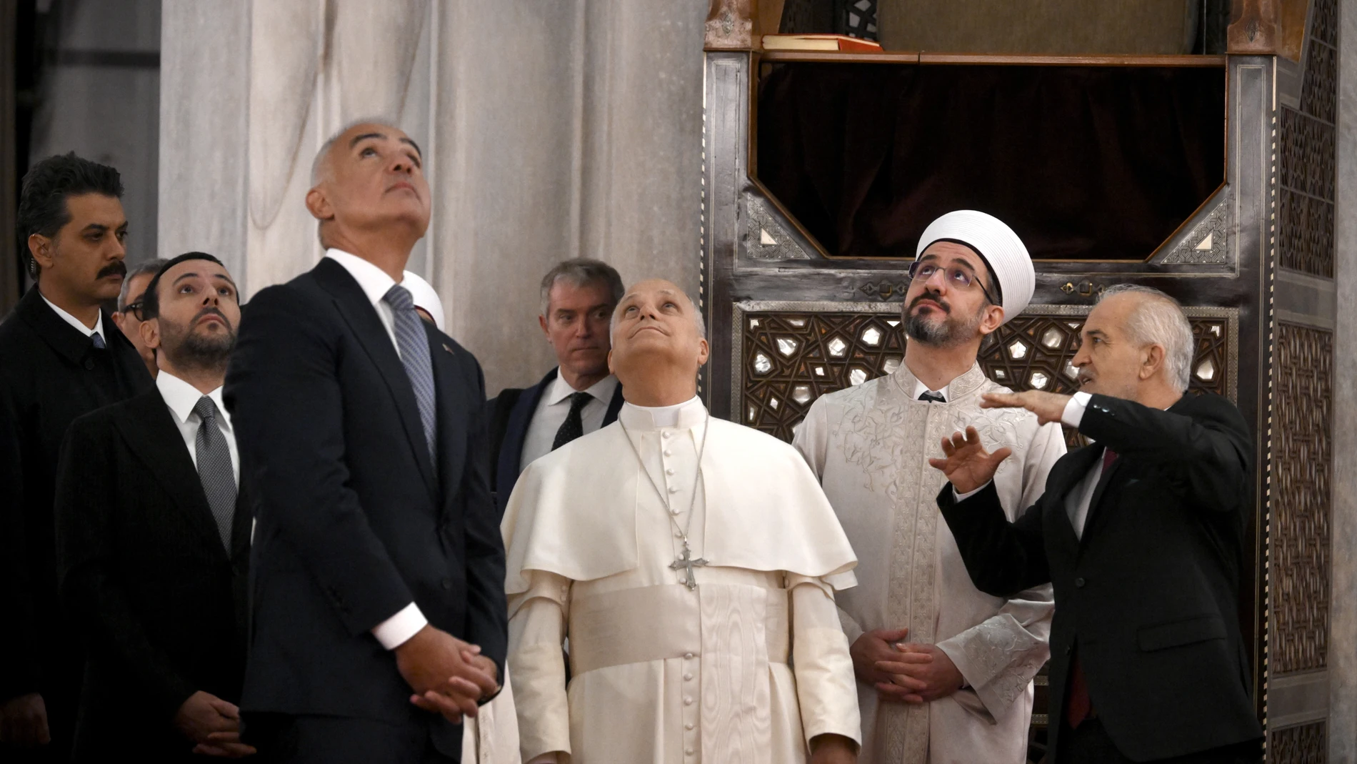 Istanbul (Turkey), 29/11/2025.- Pope Leo XIV (C), accompanied by Turkish Culture and Tourism Minister Mehmet Nuri Ersoy (C-L) and mosque officials, visits the Sultan Ahmed Mosque (The Blue Mosque) in Istanbul, Turkey, 29 November 2025. Pope Leo XIV is on his first apostolic journey outside Italy since his election as pontiff, visiting Turkey and Lebanon from 27 November to 02 December. (Papa, Italia, Líbano, Turquía, Estanbul) EFE/EPA/ALESSANDRO DI MEO