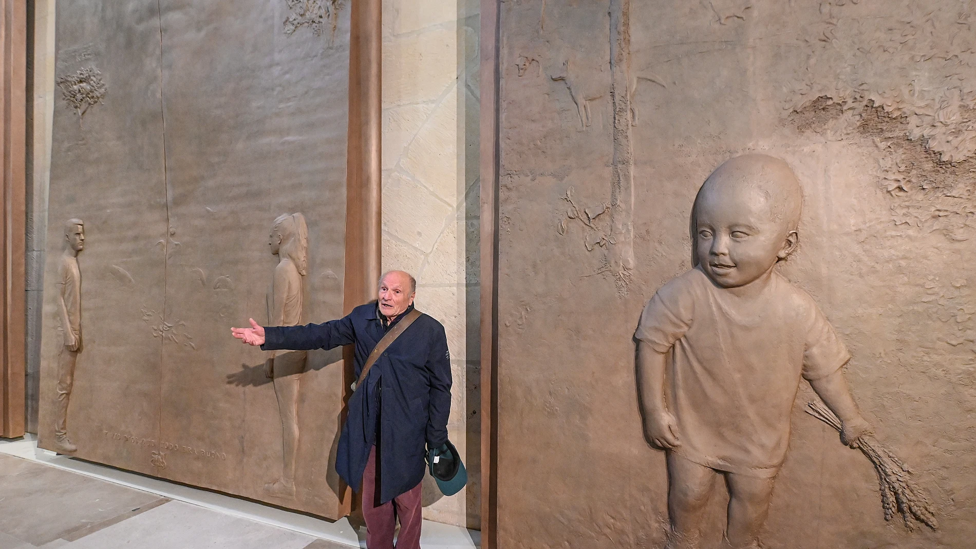 Antonio López junto a las puertas