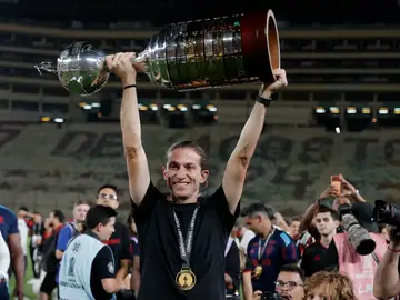 Flamengo le da a Brasil el vigésimo quinto título de la Copa Libertadores AMDEP9840. LIMA (PERÚ), 29/11/2025.- El entrenador de Flamengo Filipe Luís celebra con el trofeo de la Copa Libertadores este sábado, en el estadio Monumental U, en Lima (Perú). EFE/ José Jácome
